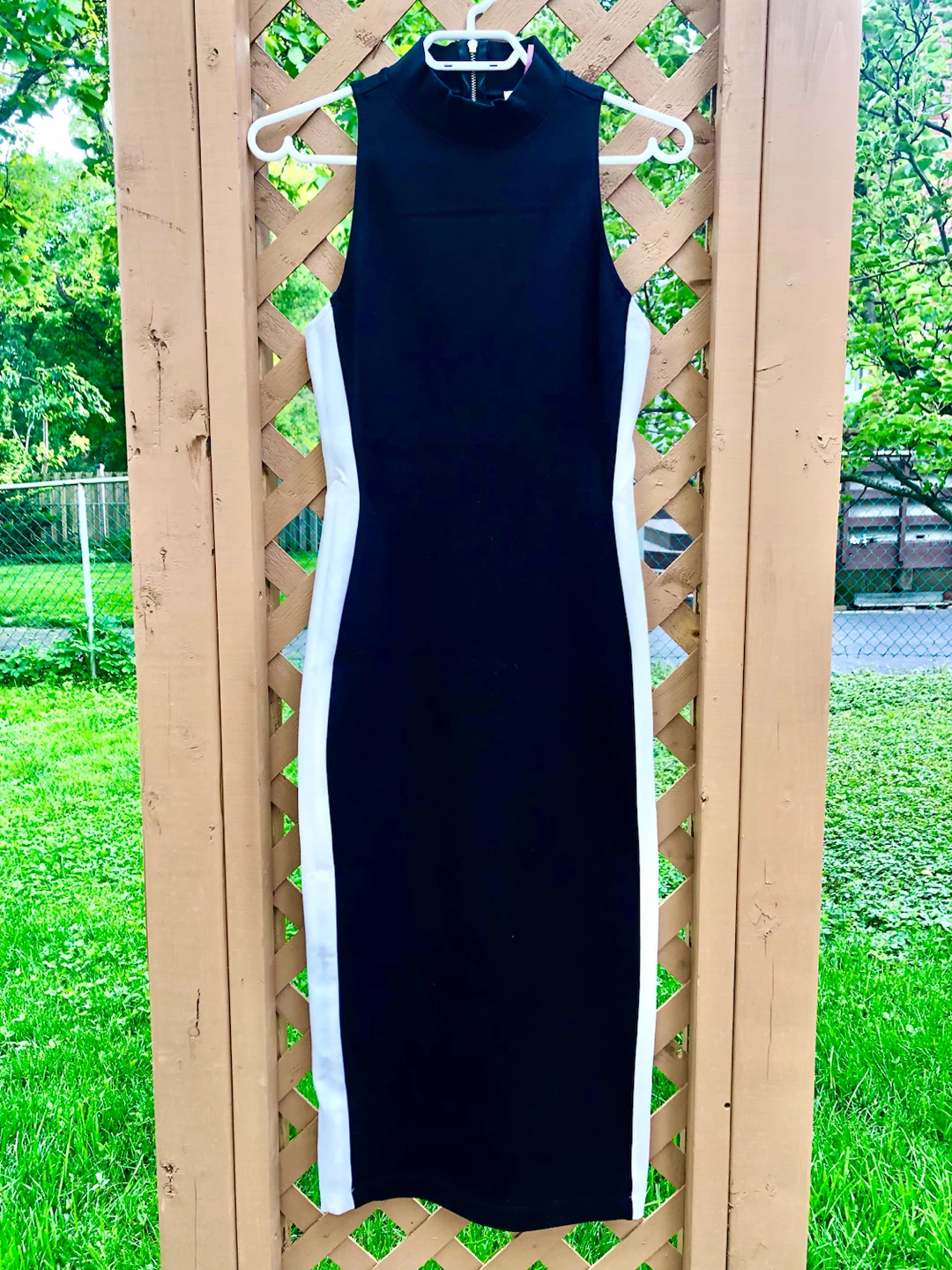 🩷Sleeveless black and white bodycon dress