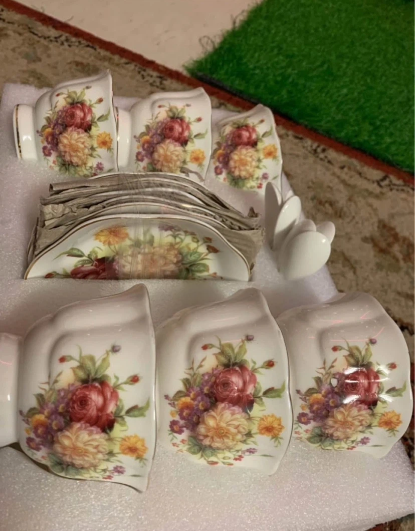 Tea Cup Set with Saucers - photo 2