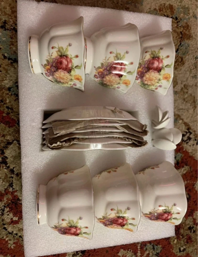 Tea Cup Set with Saucers - photo 3