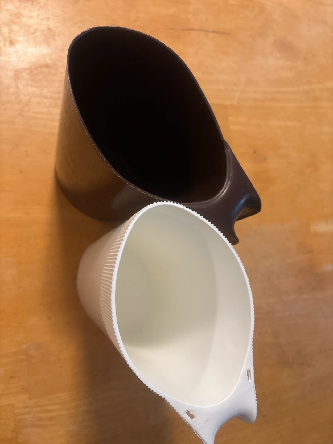 Two Vintage Plastic Cups - Brown and White - photo 2