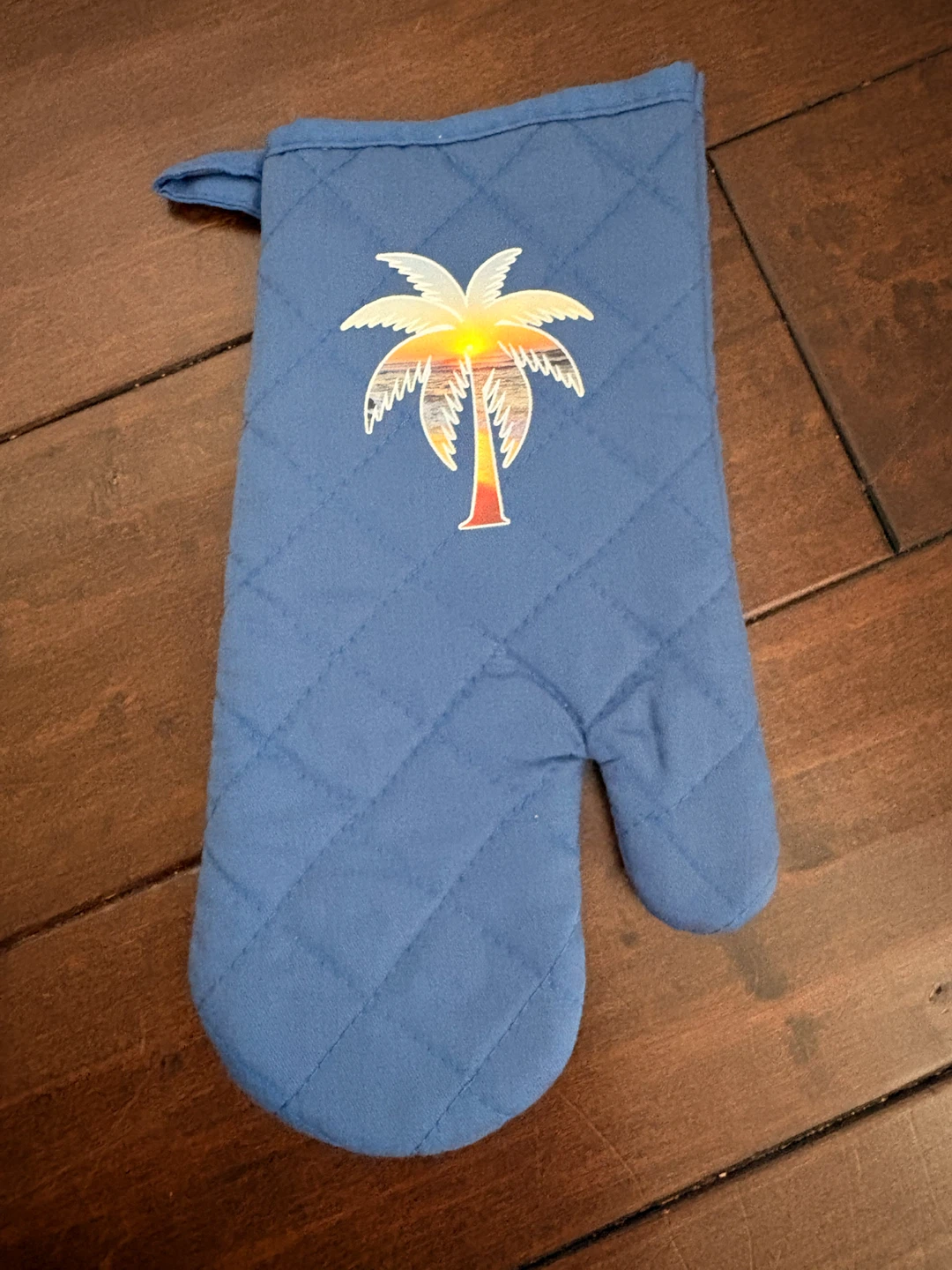 4 red & blue Oven Mitts with Designs - photo 2
