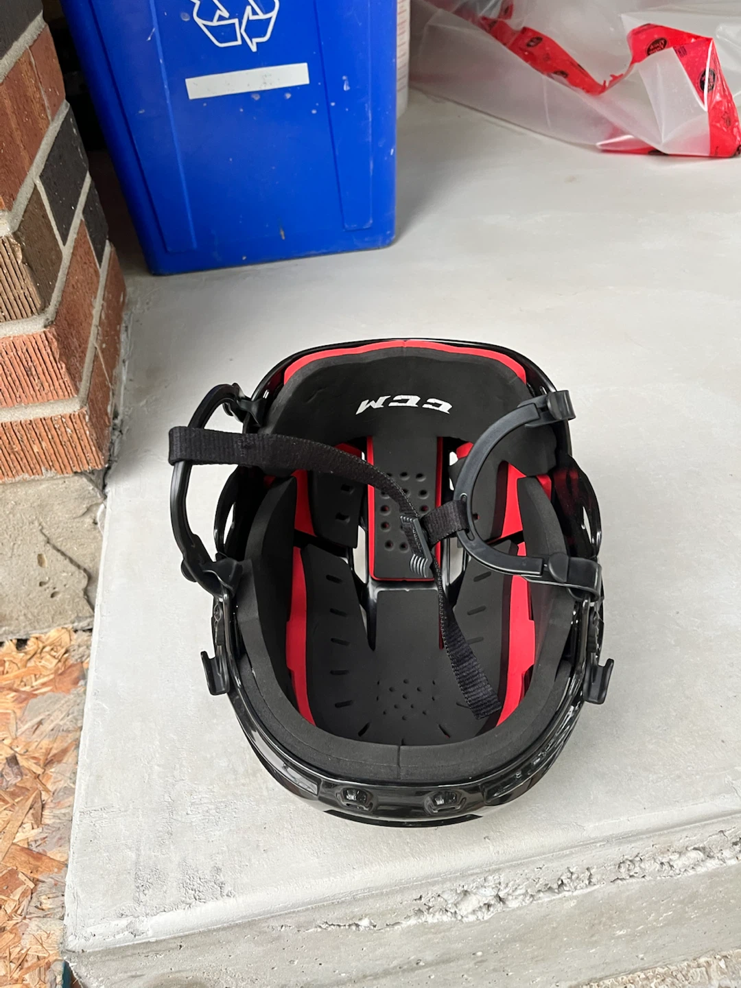 New CCM Hockey/Skating Helmet - photo 3