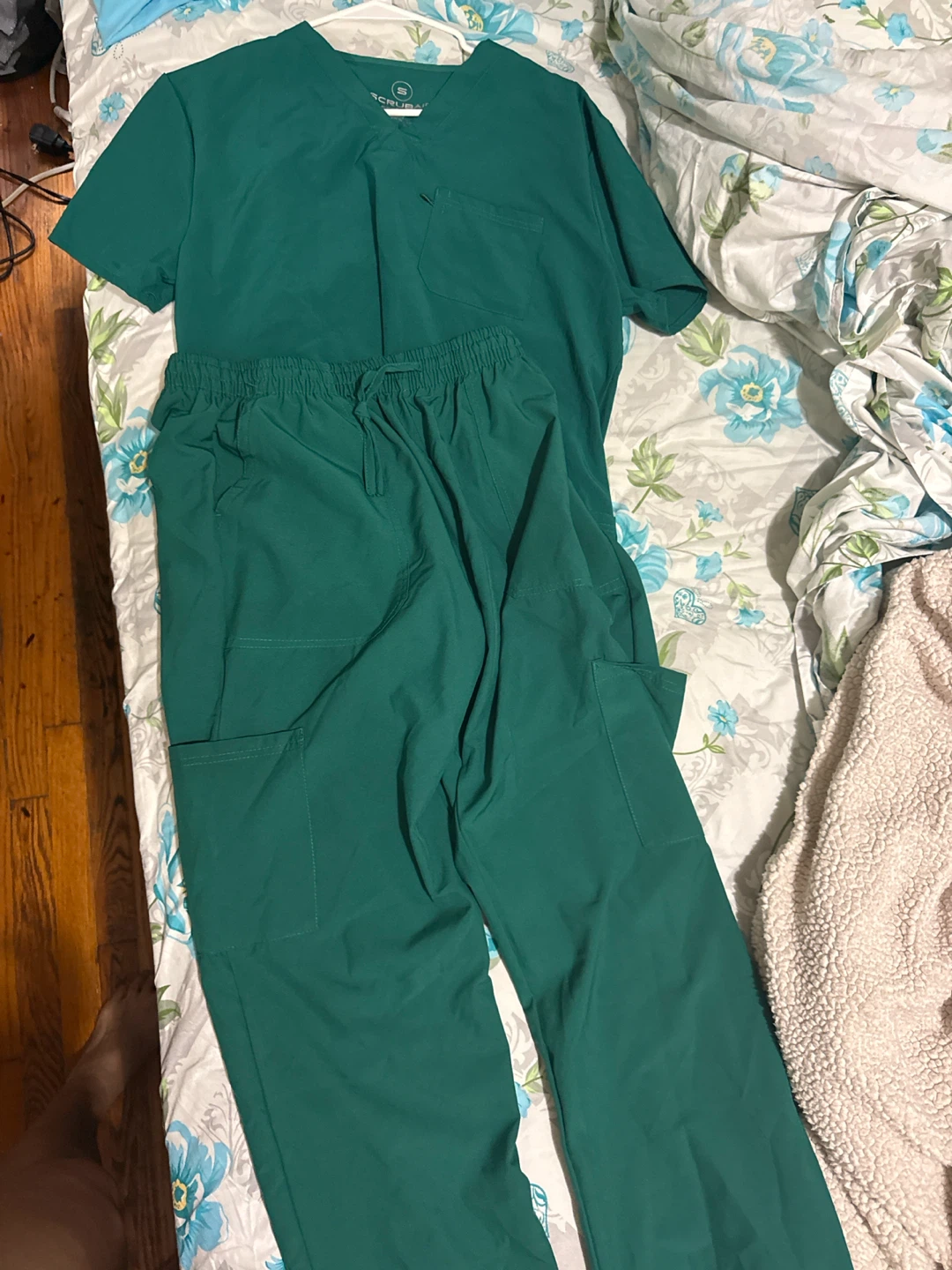 Scrubstar Green V-Neck Top & Jogger Pants Set