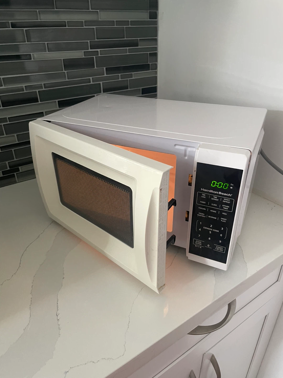 MOVING OUT Hamilton Beach Microwave Oven - photo 2