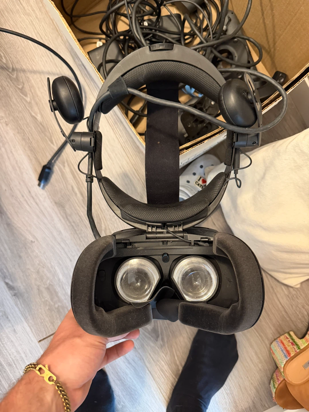Valve Index VR Headset with Controllers and Accessories - photo 2