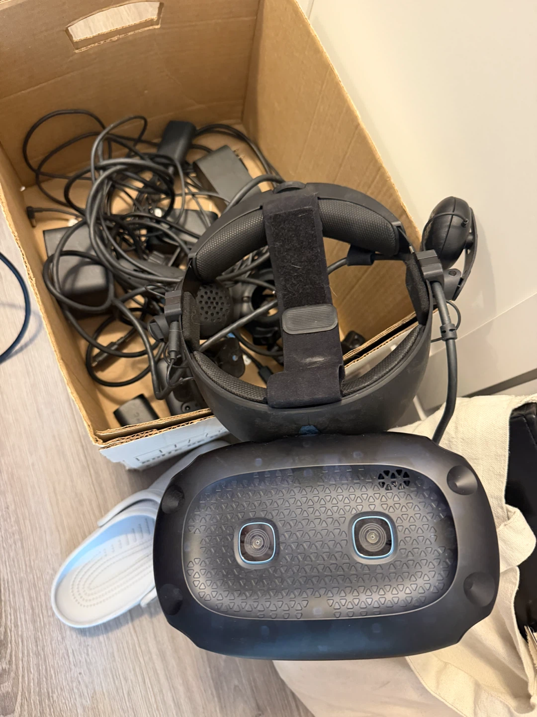 Valve Index VR Headset with Controllers and Accessories - photo 3