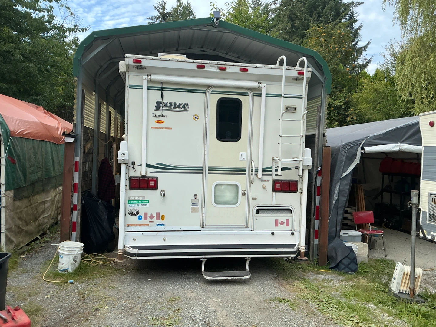 Selling 2002 Lance Camper