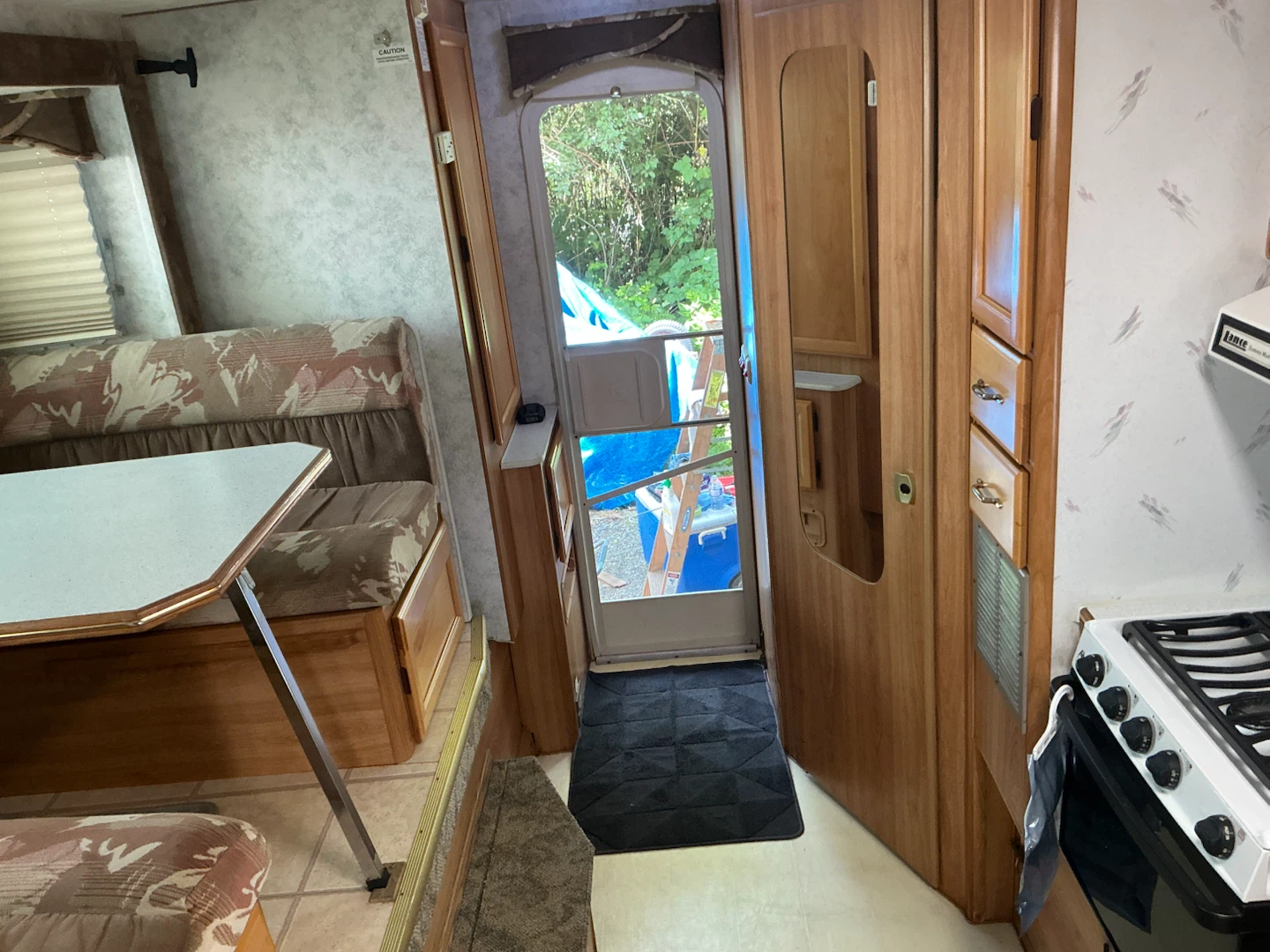 Selling 2002 Lance Camper - photo 3