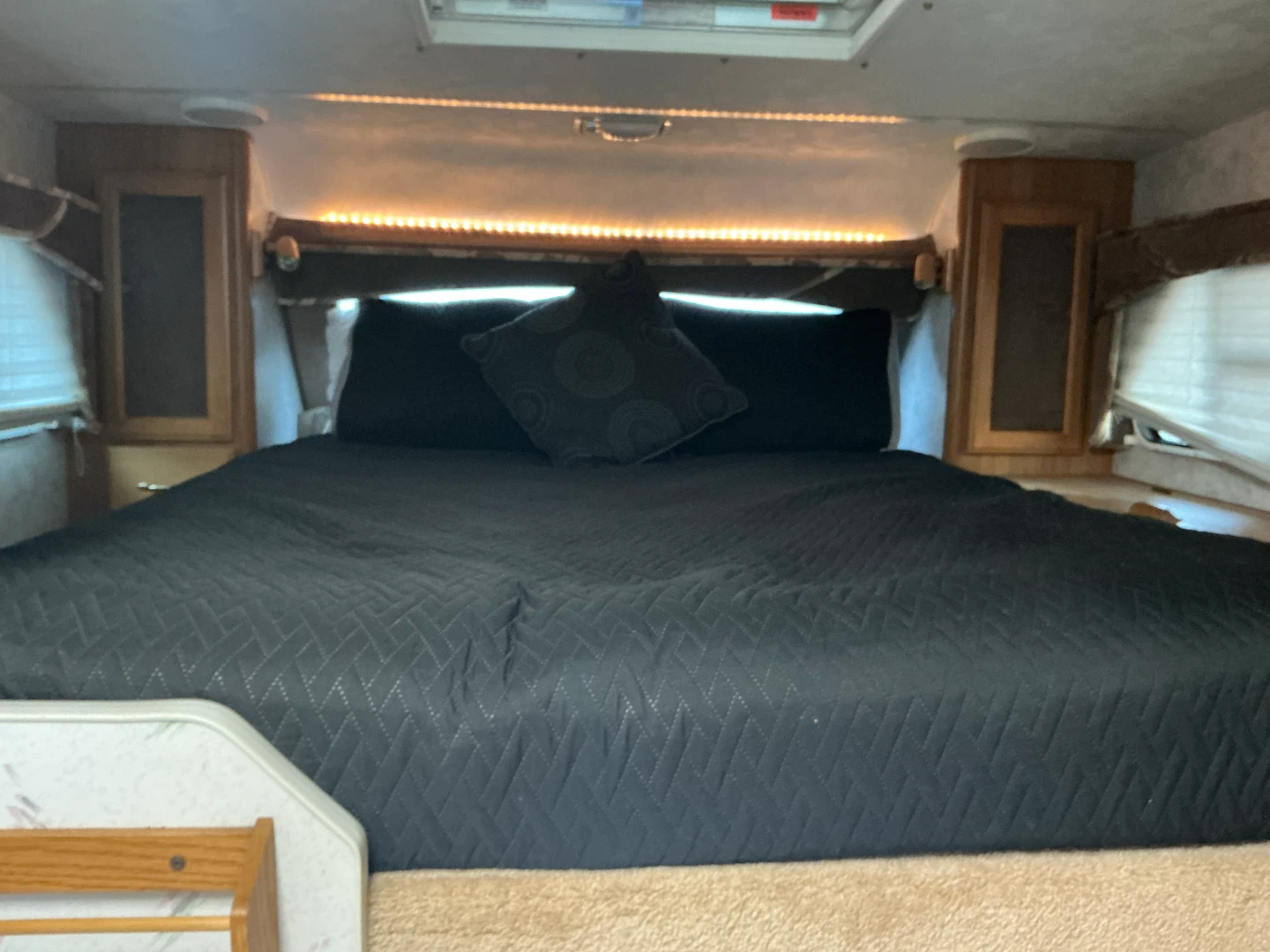 Selling 2002 Lance Camper - photo 4