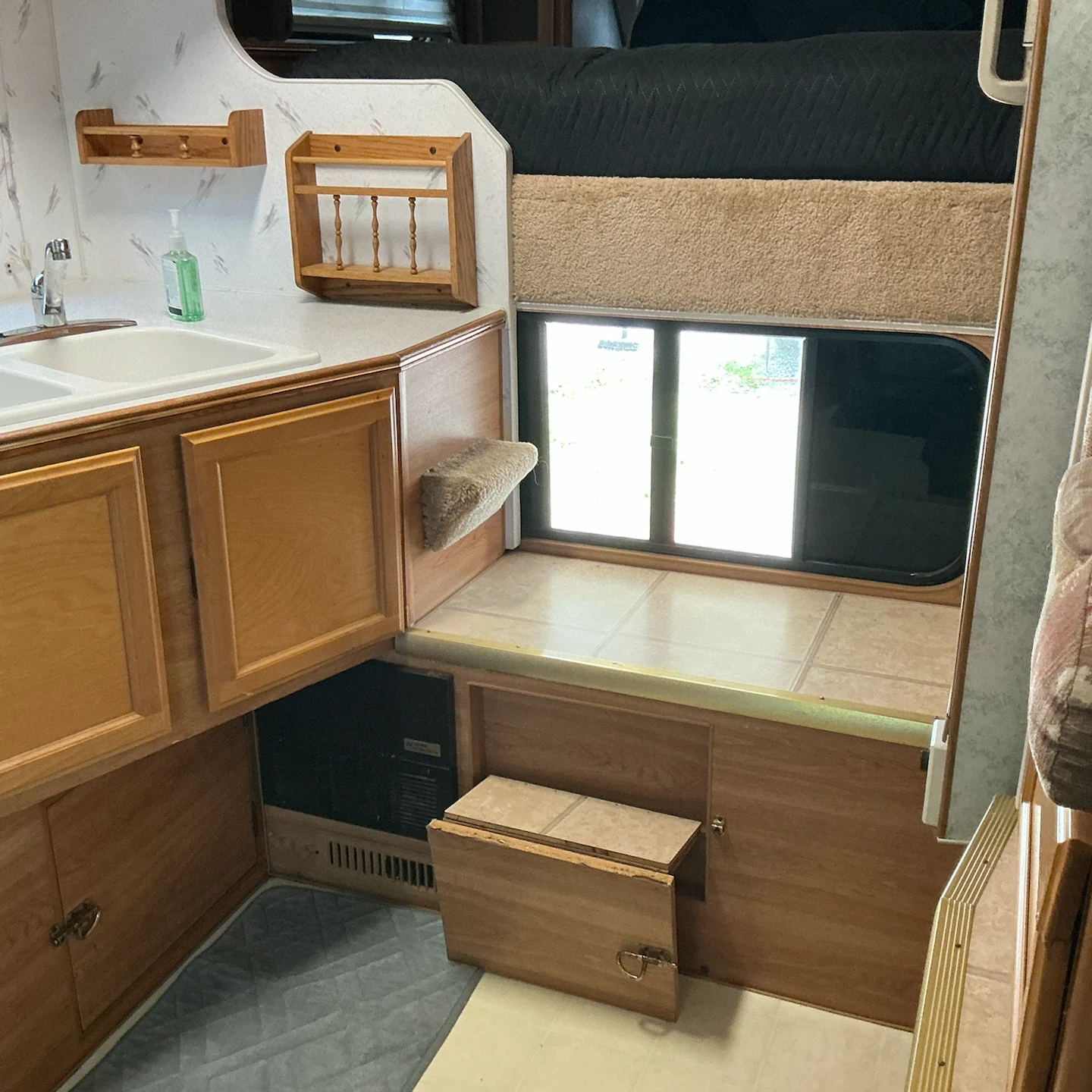 Selling 2002 Lance Camper - photo 5