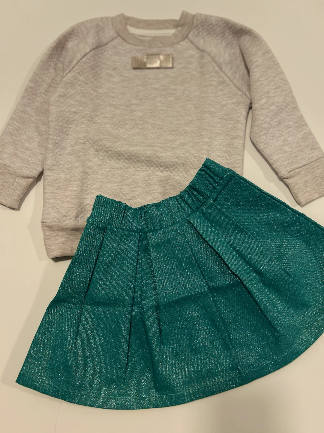 Girls 2-Piece Outfit Set. Sweatshirt & Shimmer Skirt 18-36months - photo 3