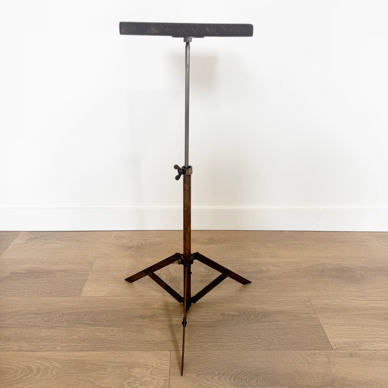 Industrial upcycled vintage side table- Brass tripod base - photo 3