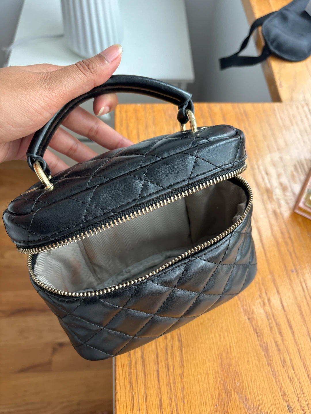 Black Quilted Vanity Case Handbag - photo 2