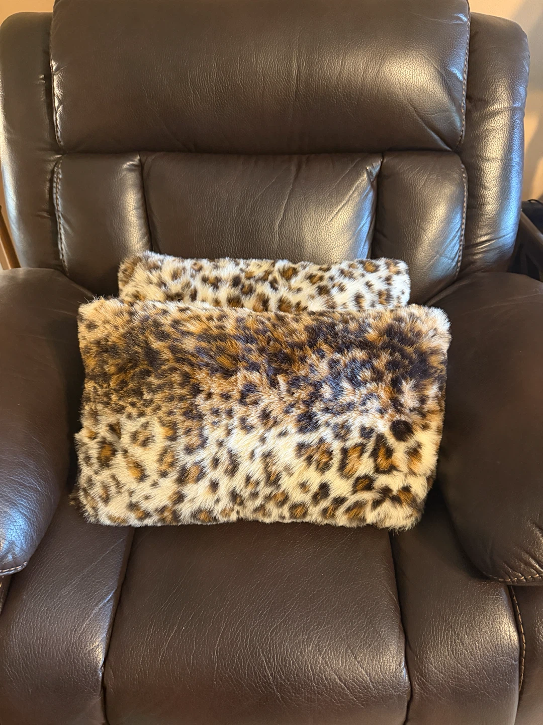 Set of 2 Faux Fur Leopard Print Throw Pillows - photo 2
