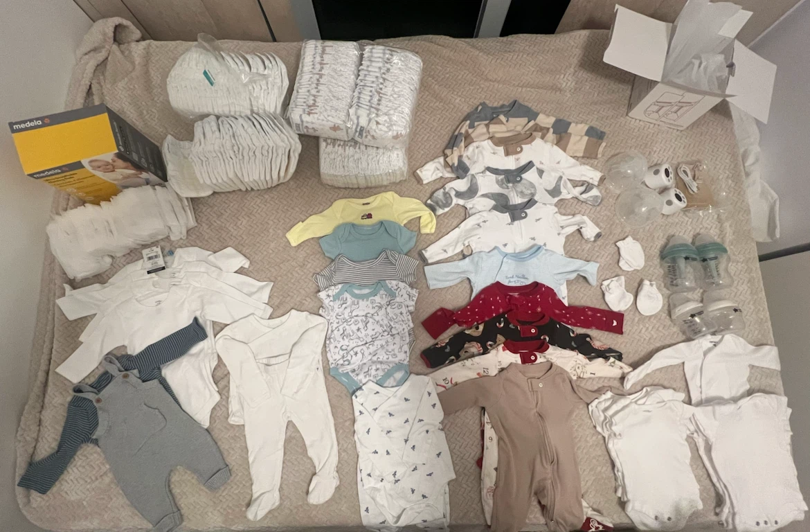 Baby Bassinet and Clothing Bundle. - photo 3