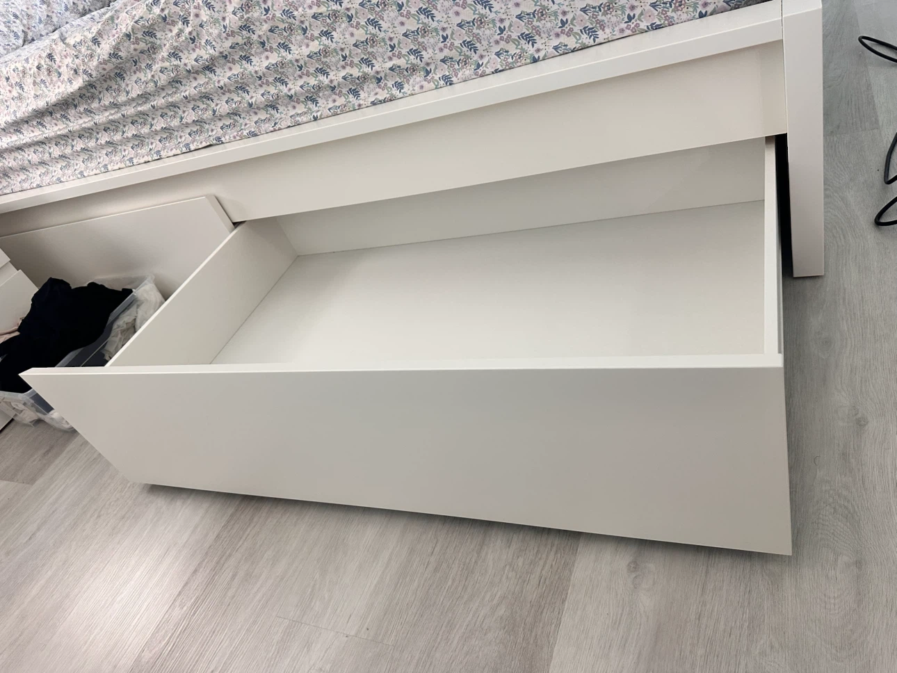 Ikea MALM queen bed + 4 underbed drawers - photo 3