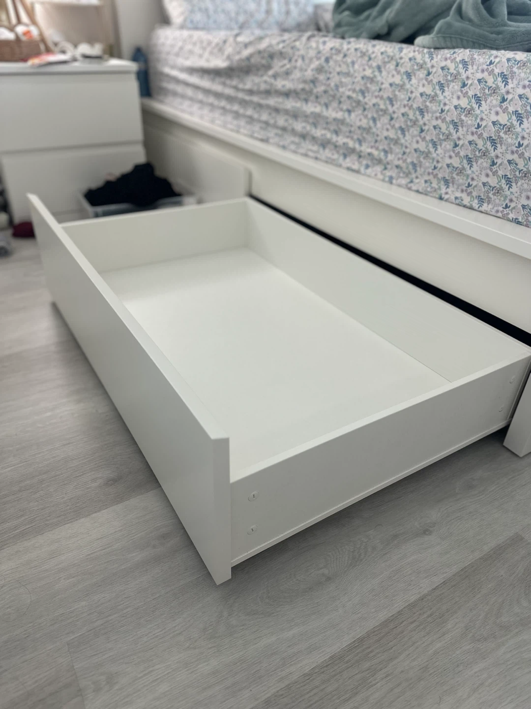 Ikea MALM queen bed + 4 underbed drawers - photo 4
