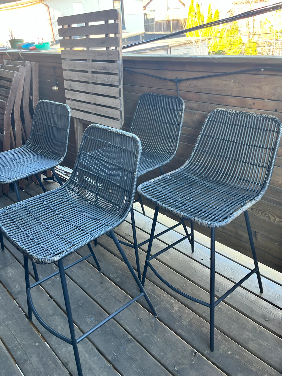 4 Wicker Bar Stools with table - photo 5