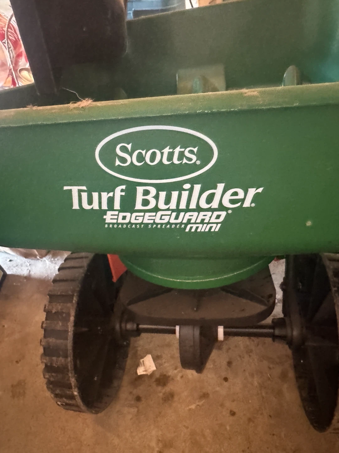 Scotts Turf Builder EDGEGUARD MINI Broadcast Spreader