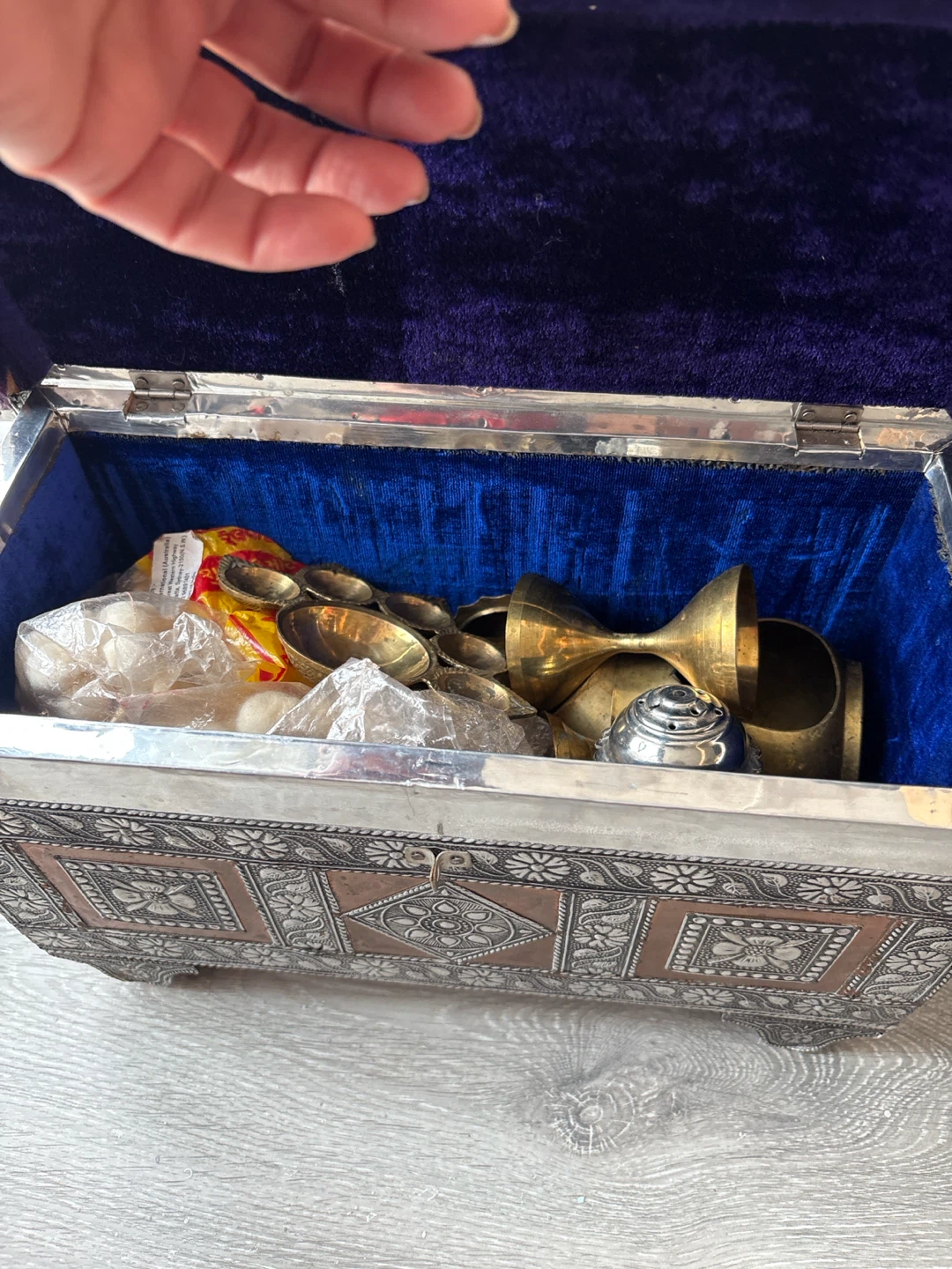 Antique Decorative Ornate Hinged Box - photo 4
