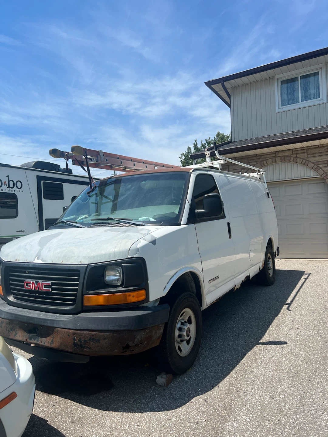White GMC Savana 2500 Van