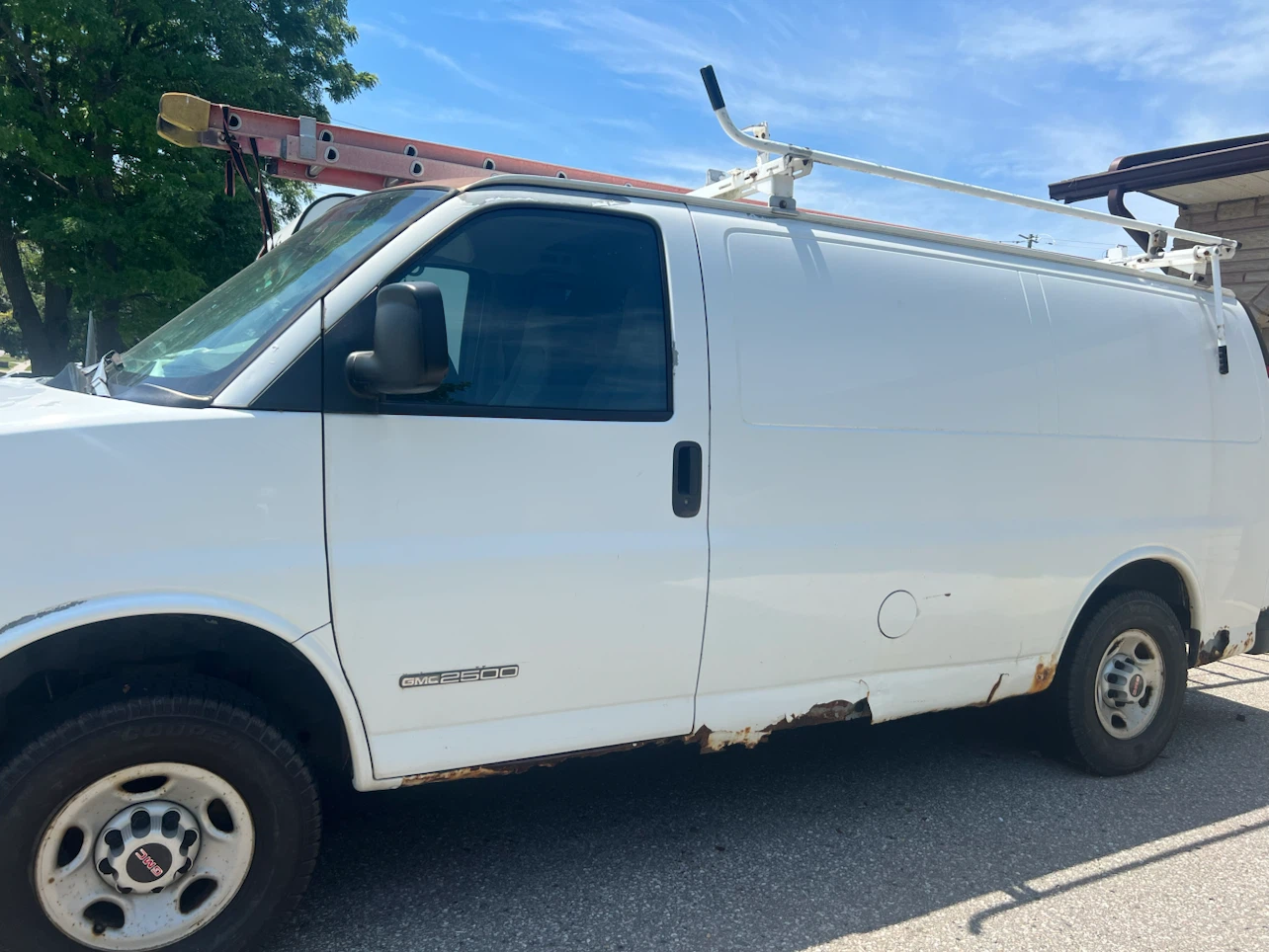 White GMC Savana 2500 Van - photo 2