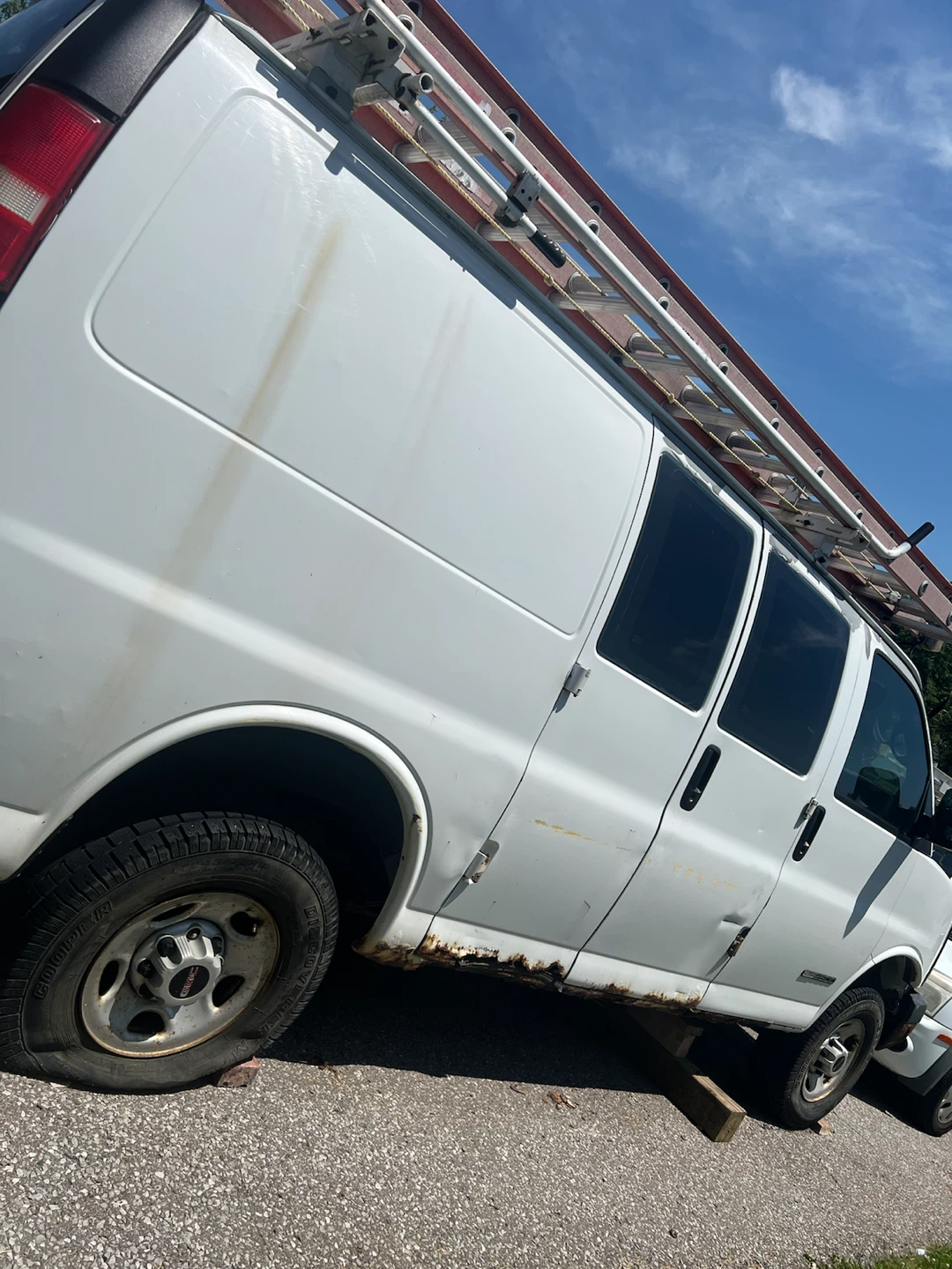 White GMC Savana 2500 Van - photo 3