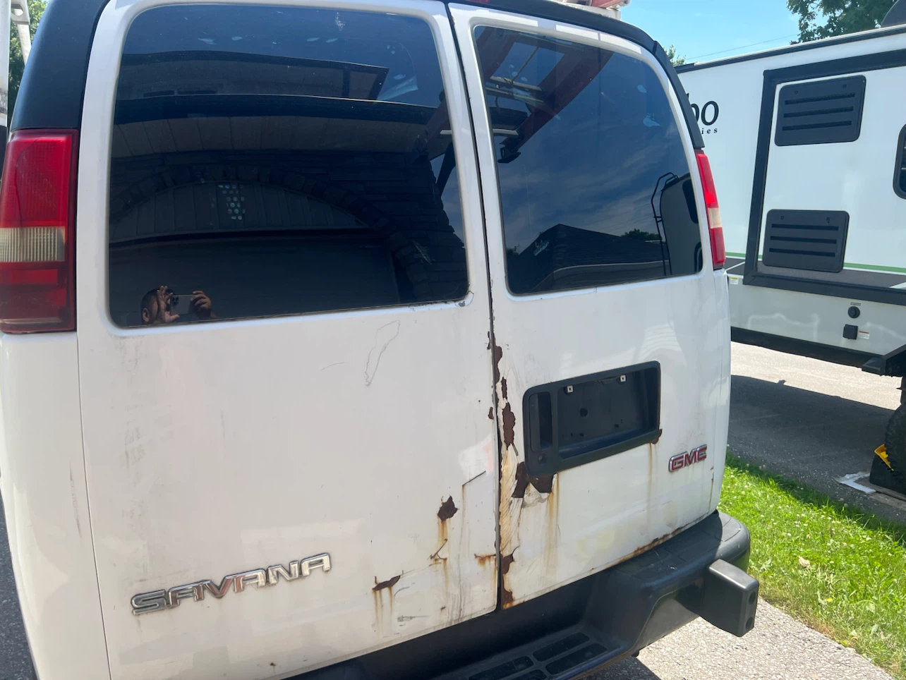 White GMC Savana 2500 Van - photo 4