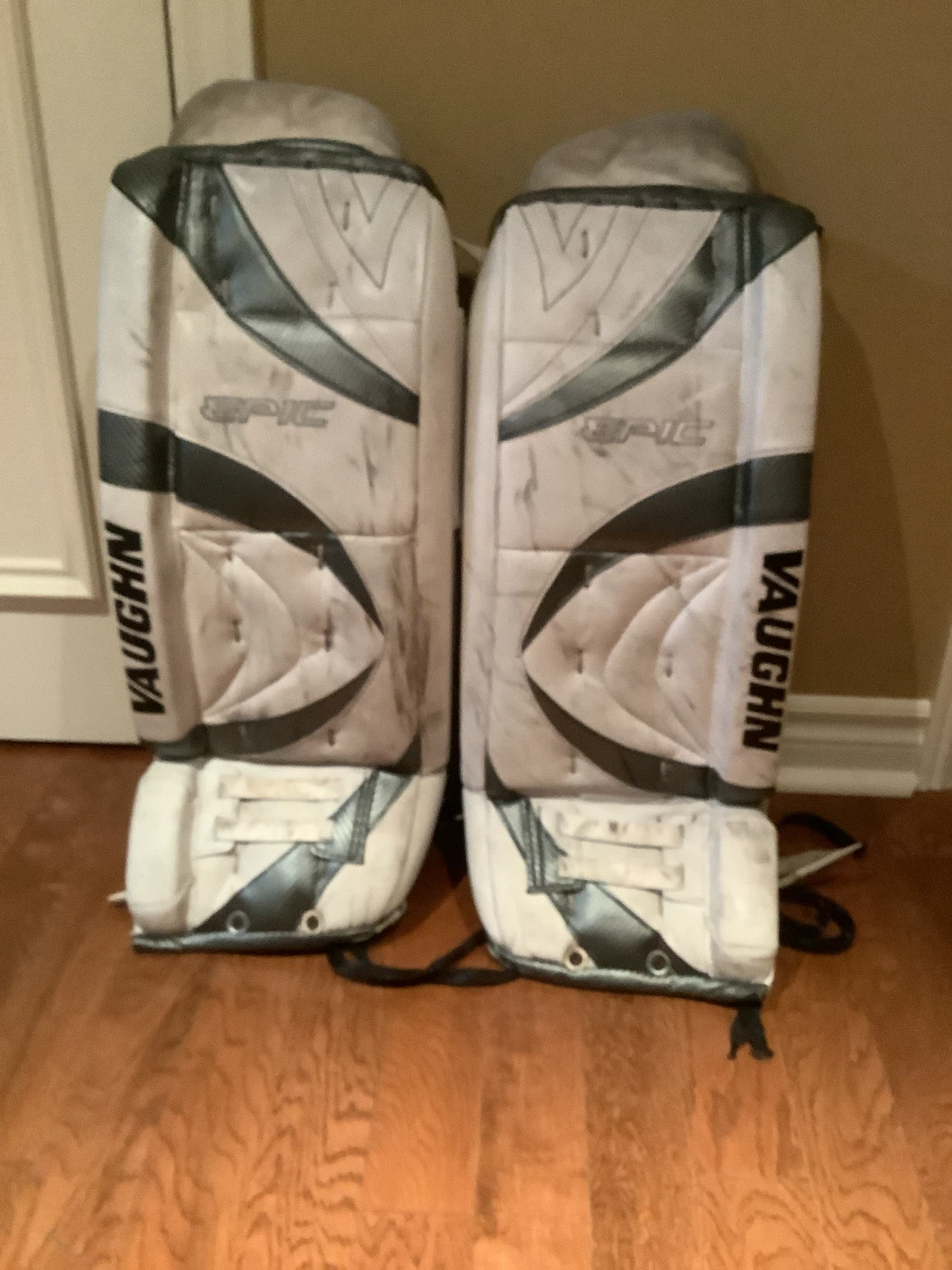 Vaughn Epic 800 Goalie Leg Pads - 26"