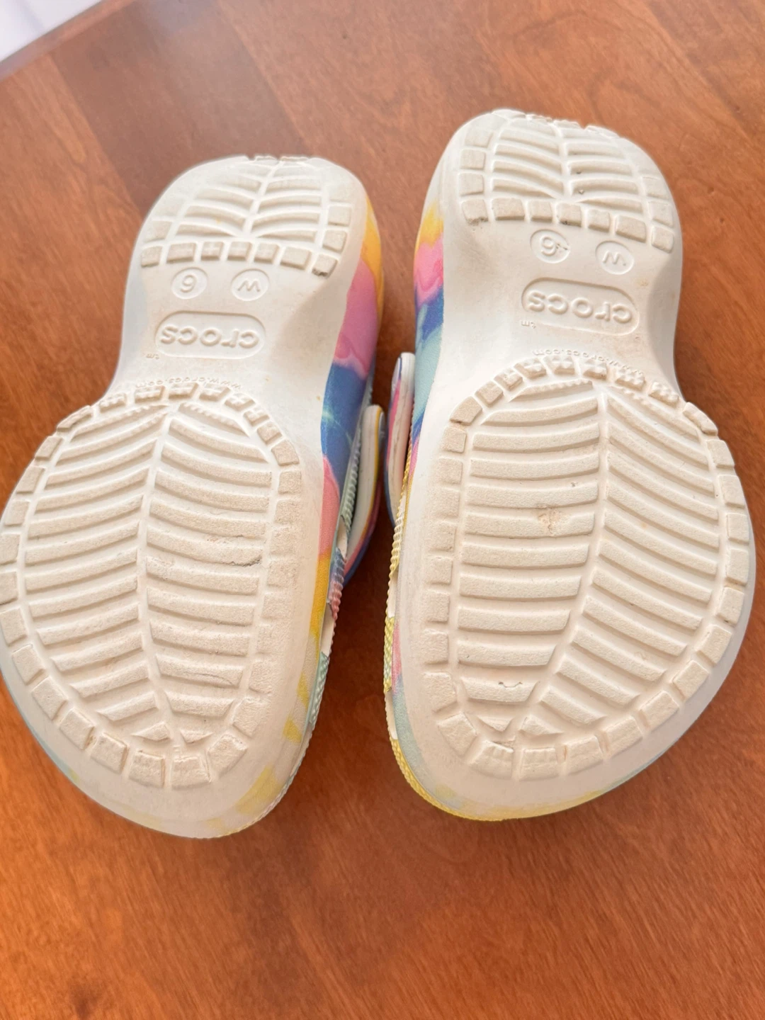 Crocs Tie-Dye Clogs Size W6 ladies - photo 2