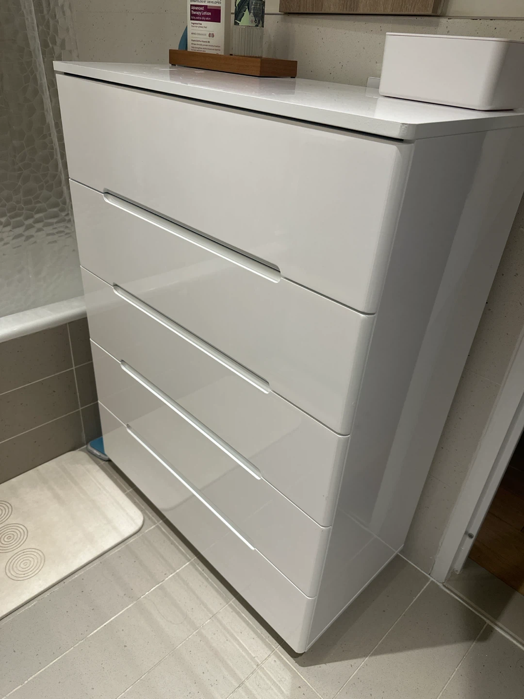 White Glossy 4-Drawer Chest - photo 2