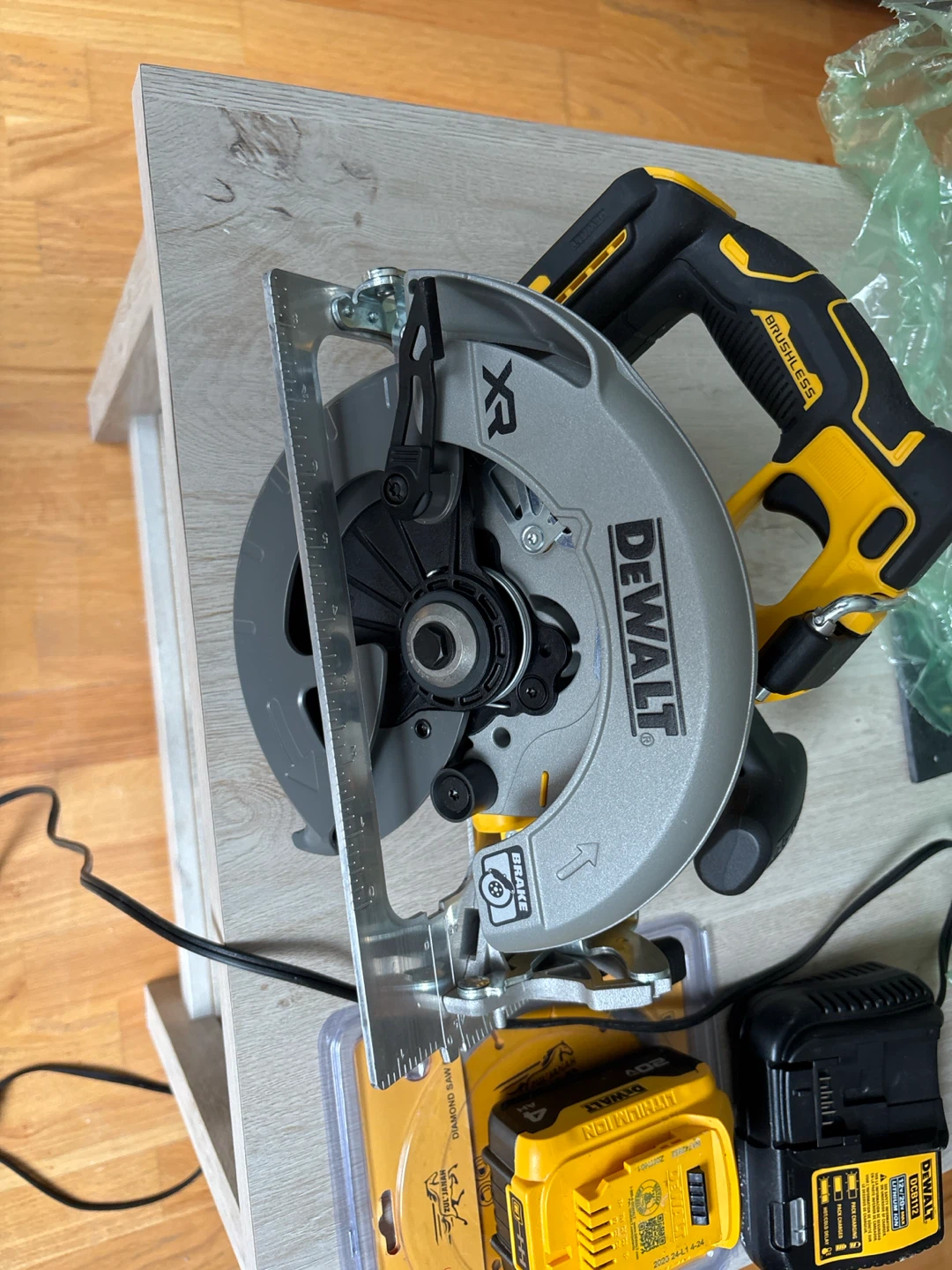DEWALT XR Brushless Circular Saw with 20V 4AH Battery & Charger