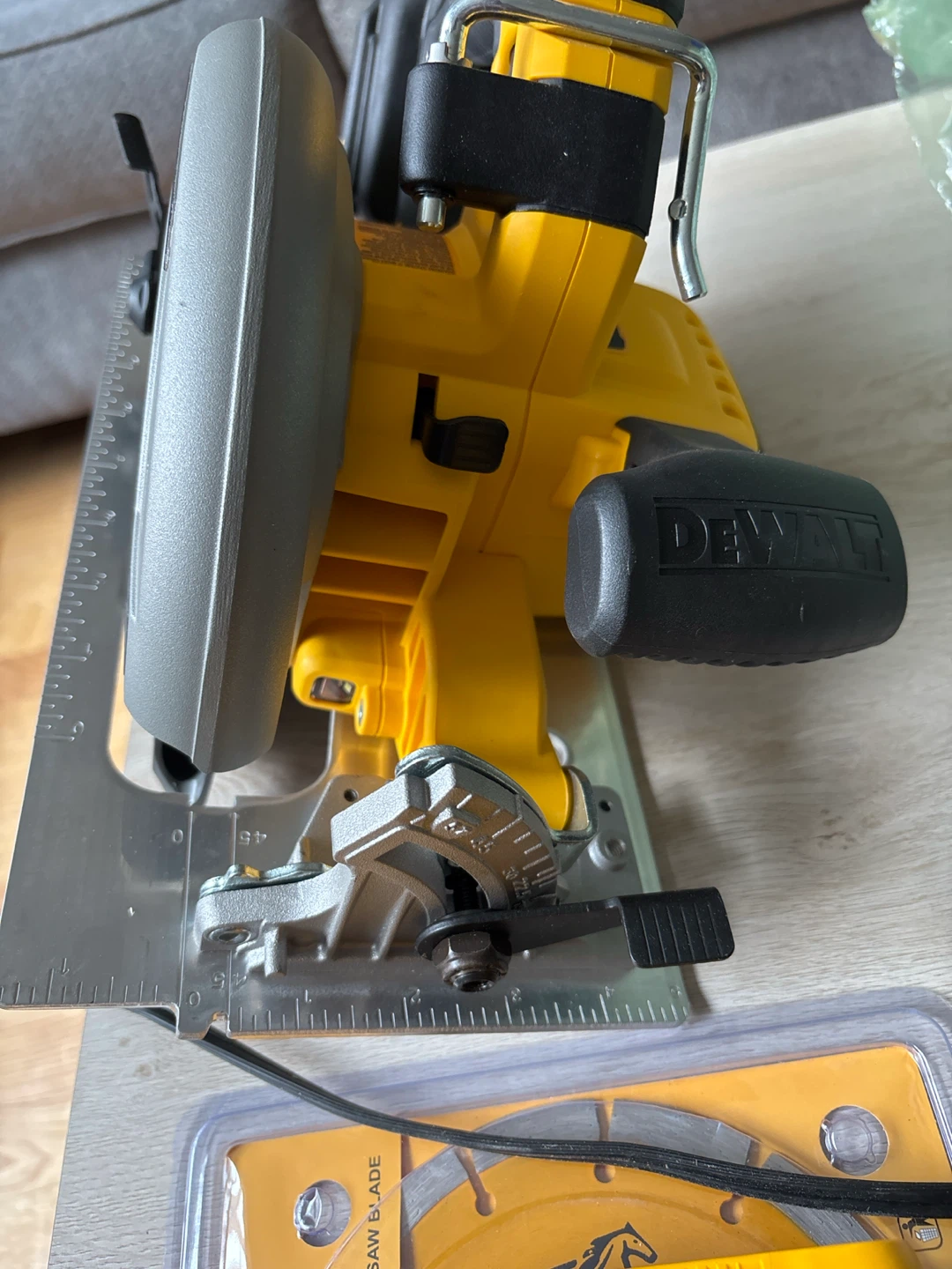 DEWALT XR Brushless Circular Saw with 20V 4AH Battery & Charger - photo 2