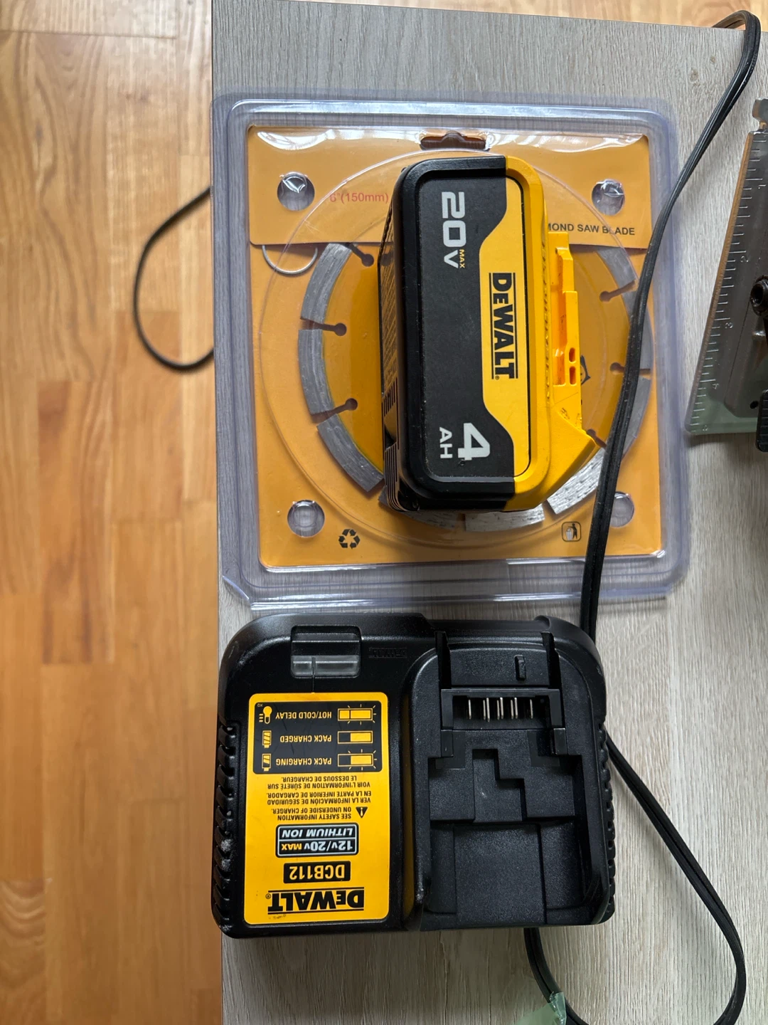 DEWALT XR Brushless Circular Saw with 20V 4AH Battery & Charger - photo 3