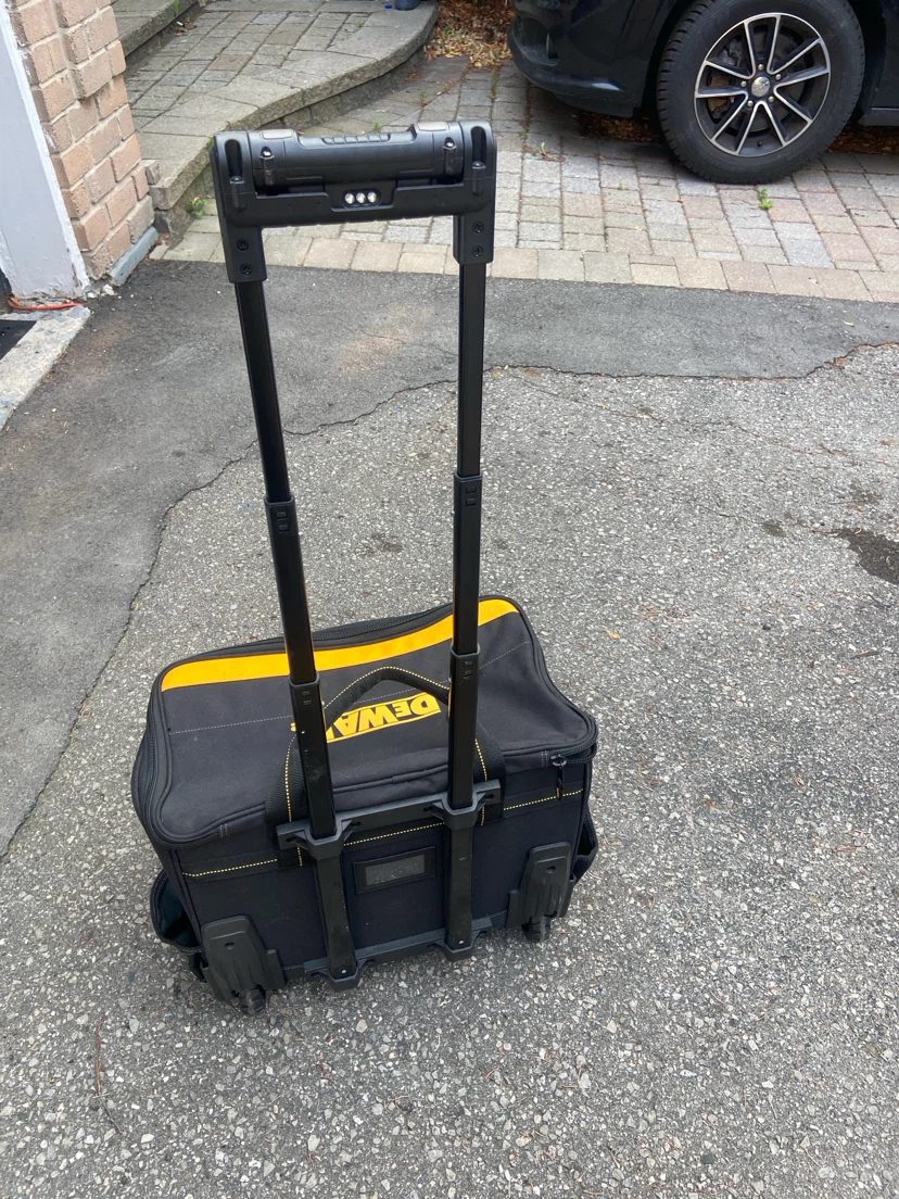 DEWALT Rolling Tool Bag - photo 4