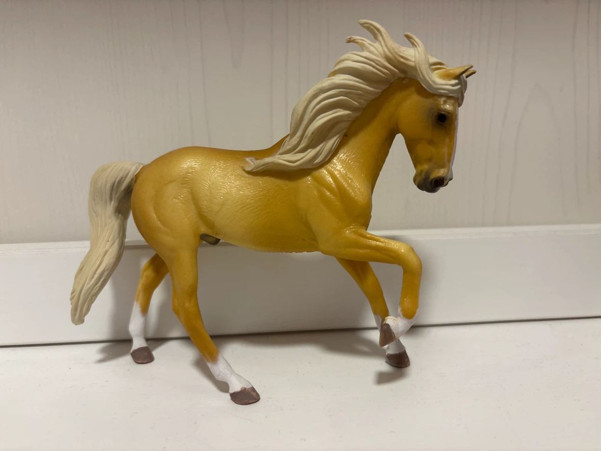 Detailed horse figurine with lush hair - photo 2