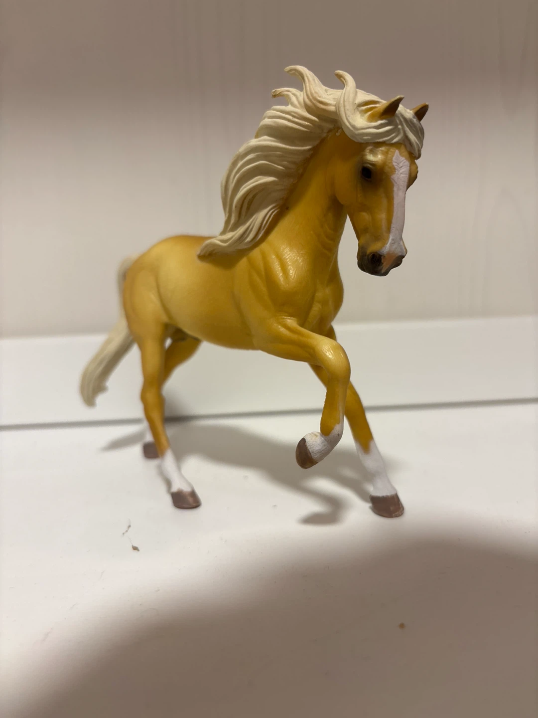 Detailed horse figurine with lush hair - photo 3
