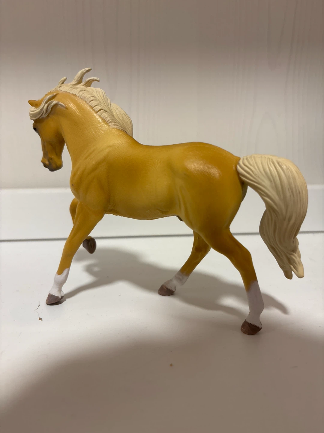 Detailed horse figurine with lush hair - photo 4