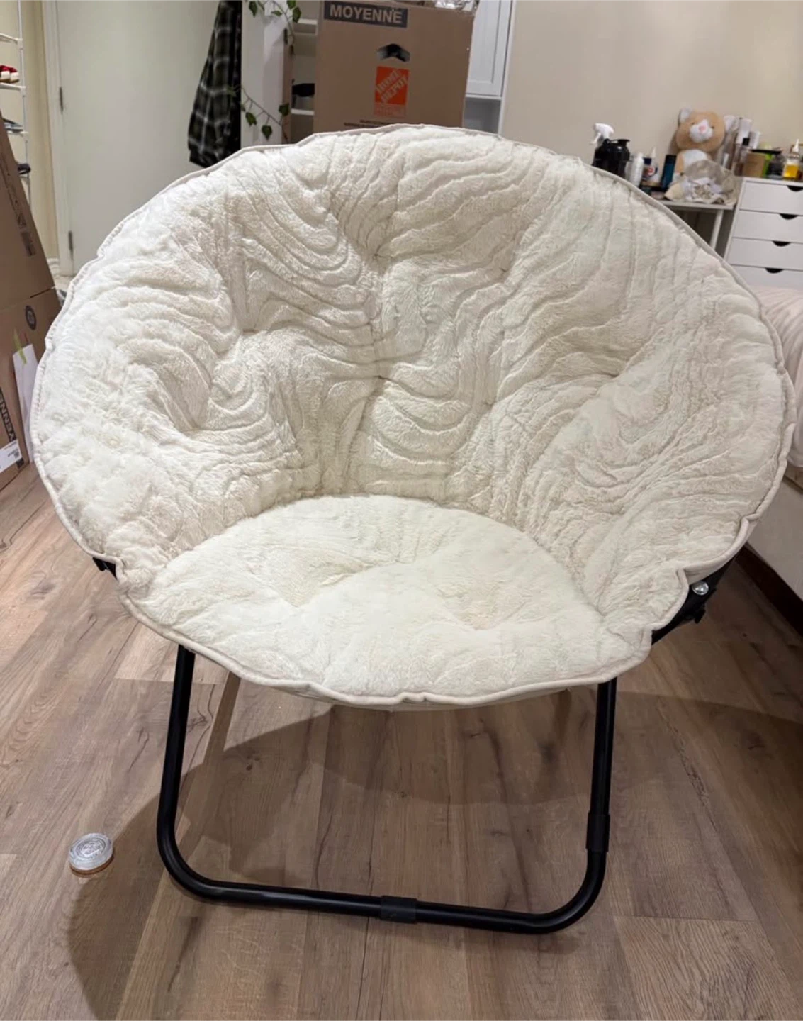 Oversized Saucer Lounge Chair – Soft Cream Plush Folding Chair