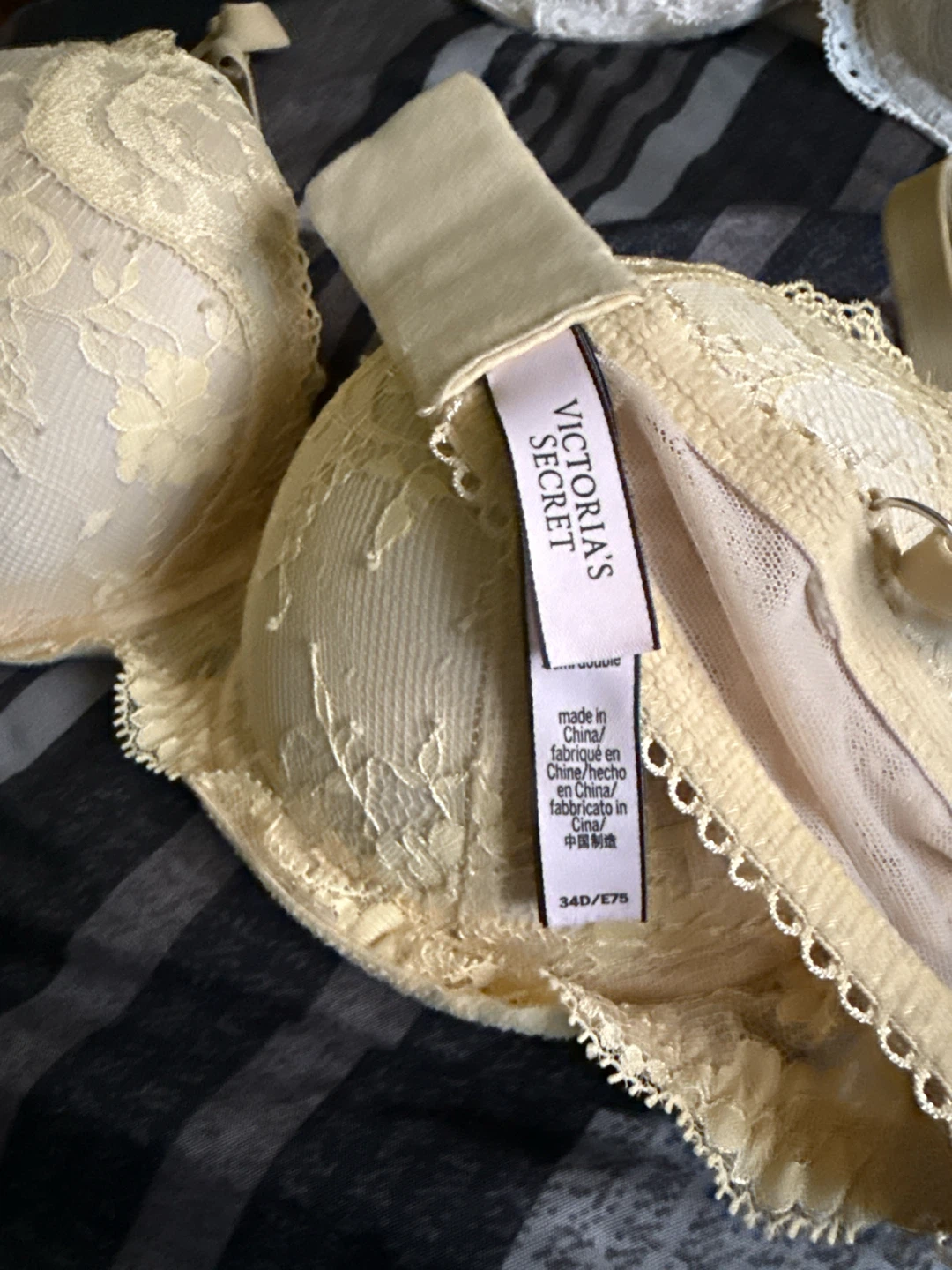 Victoria's Secret Yellow Lace Bra 34D - photo 2