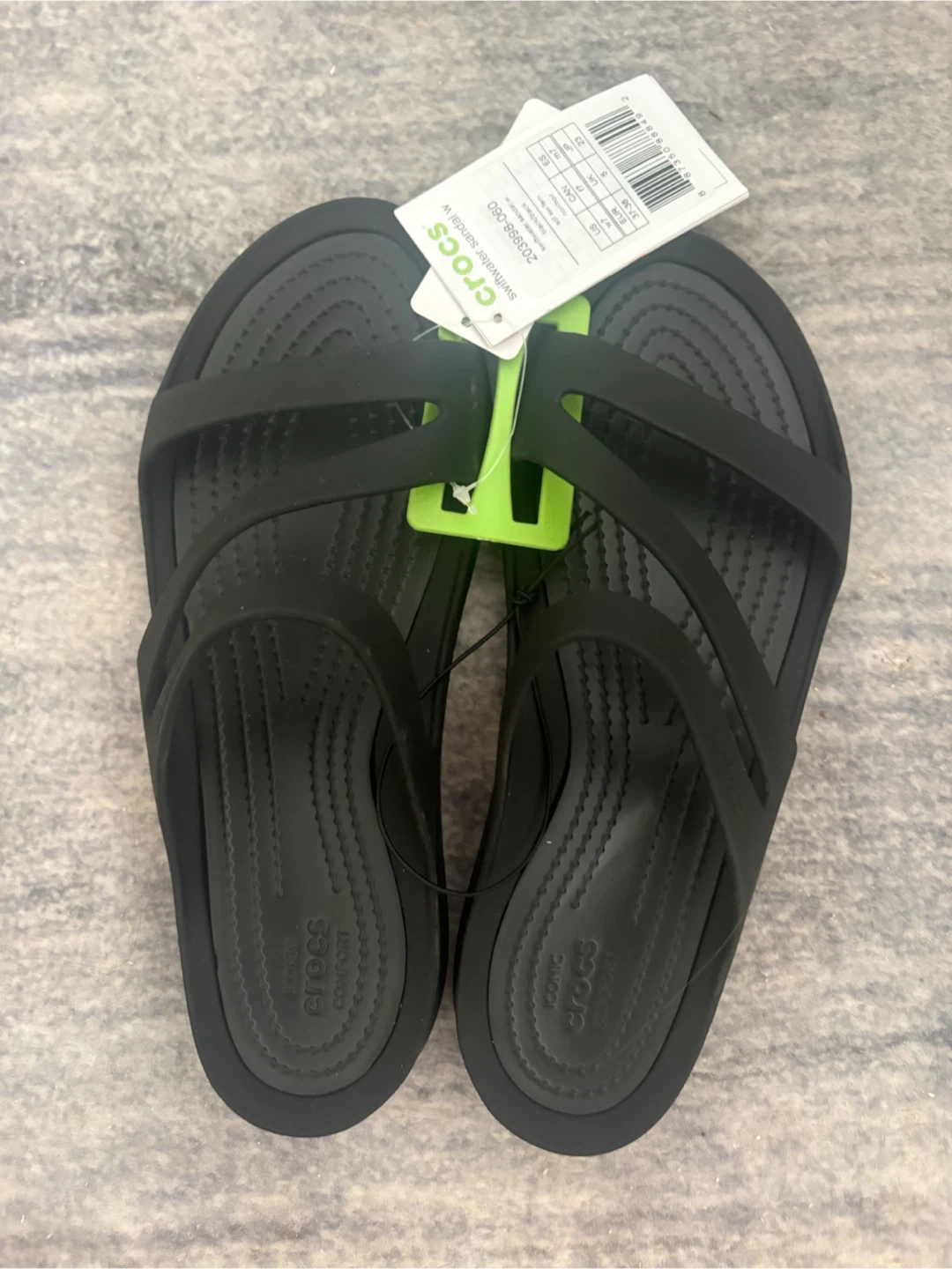 Crocs flip flops (New) (Size 7)