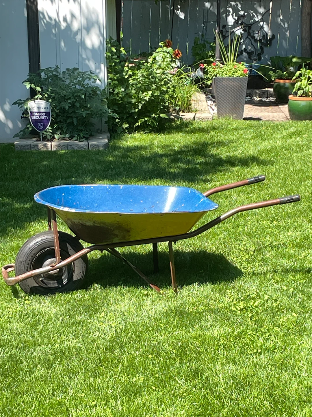 Heavy duty wheelbarrow