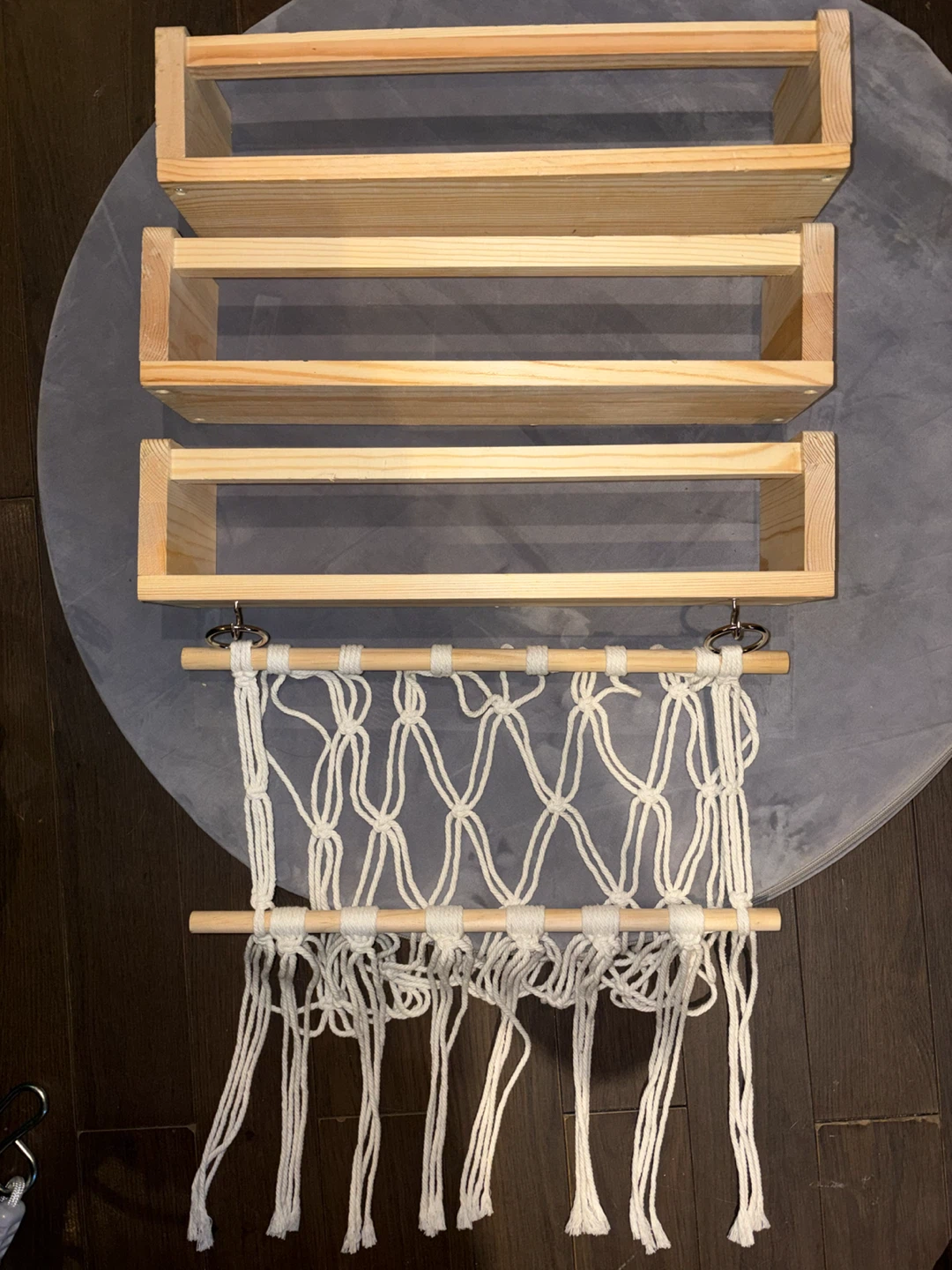 Étagère murale en bois avec macramé