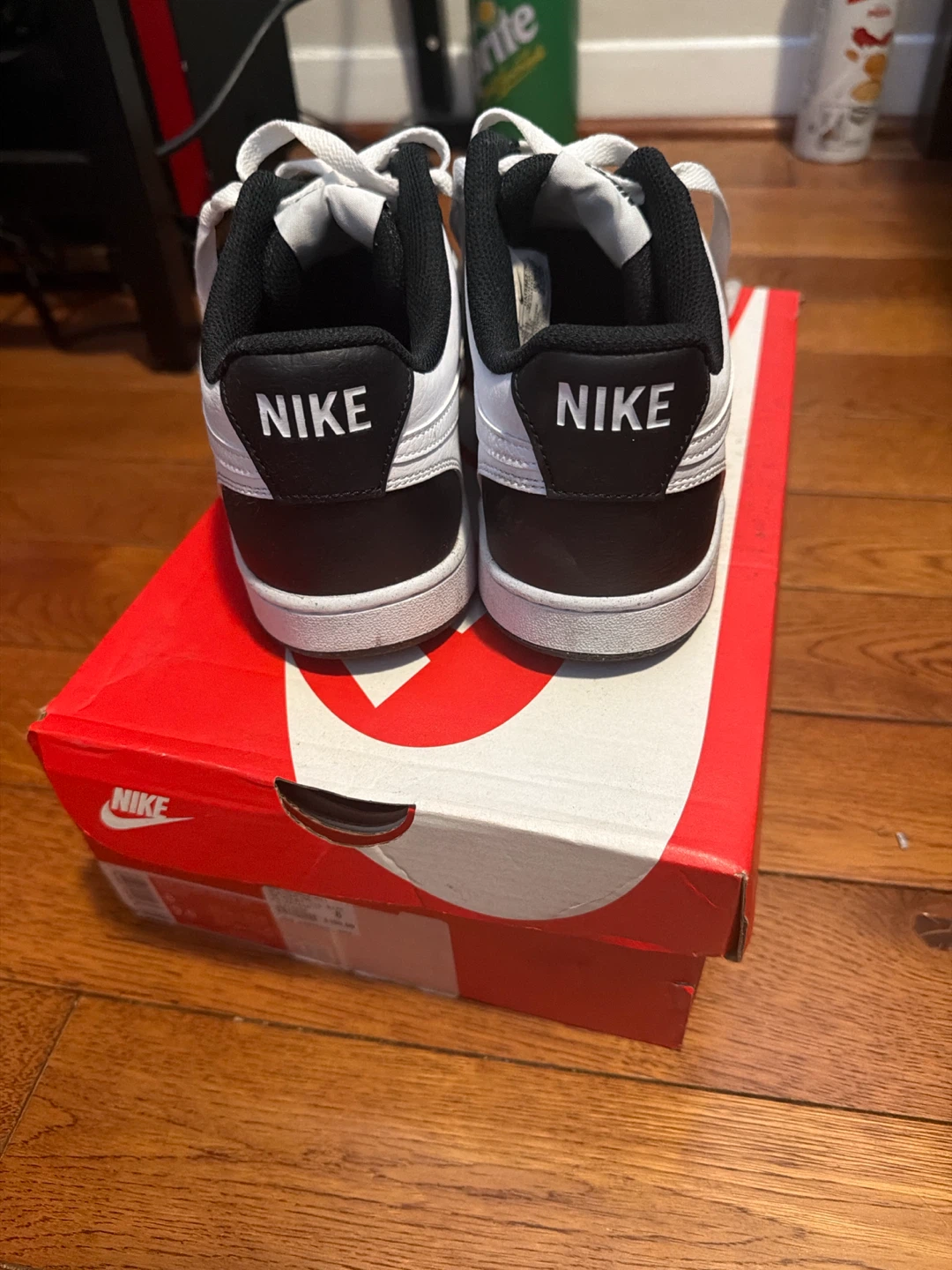 Selling size 8 Nike Court - photo 2