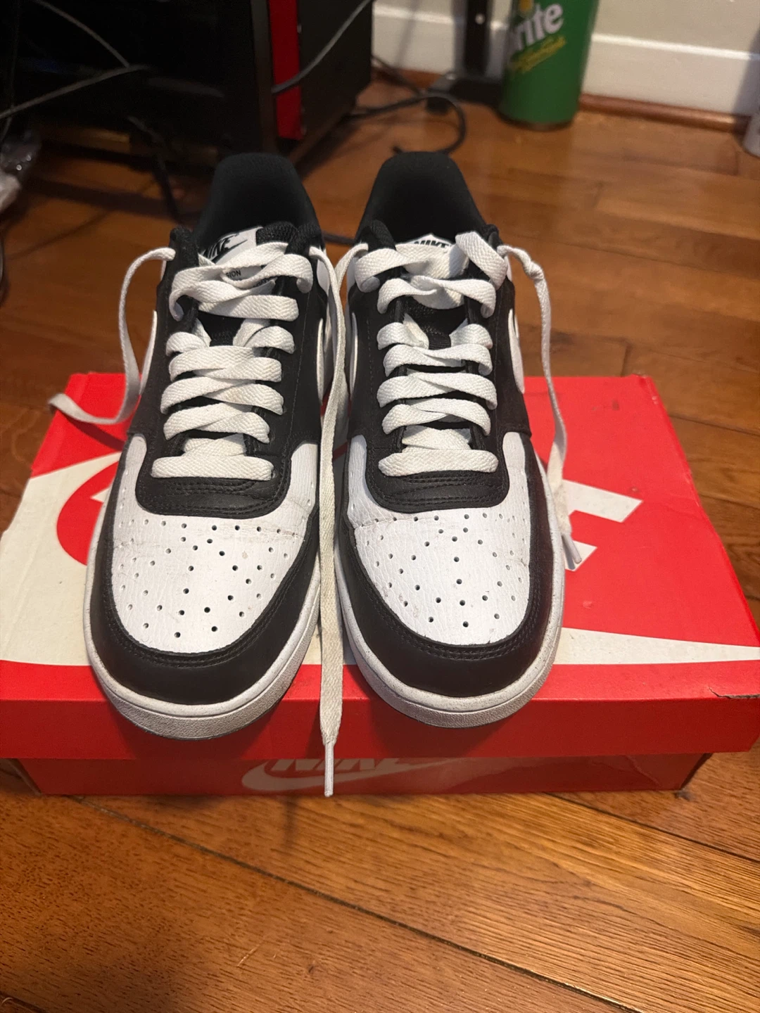 Selling size 8 Nike Court - photo 4