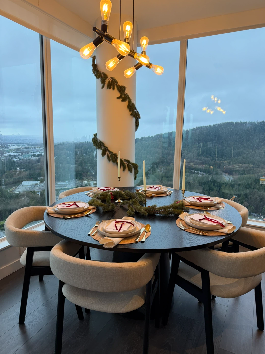 Hardwood 6 Seater Round Dining Table