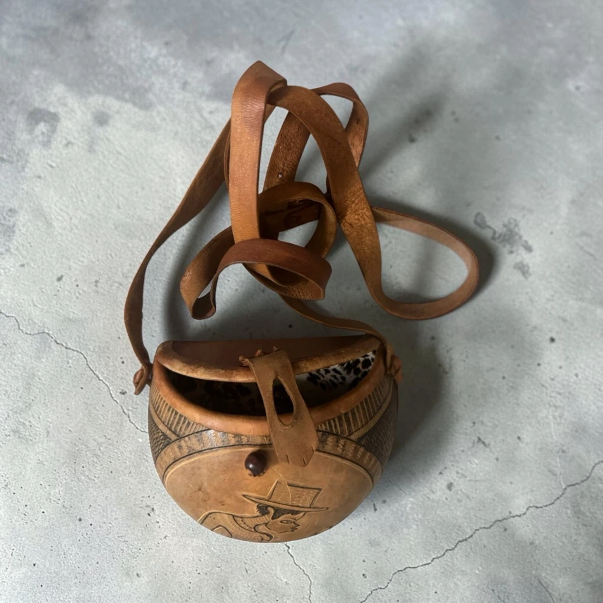 Handmade Leather & Gourd Crossbody Bag - photo 4