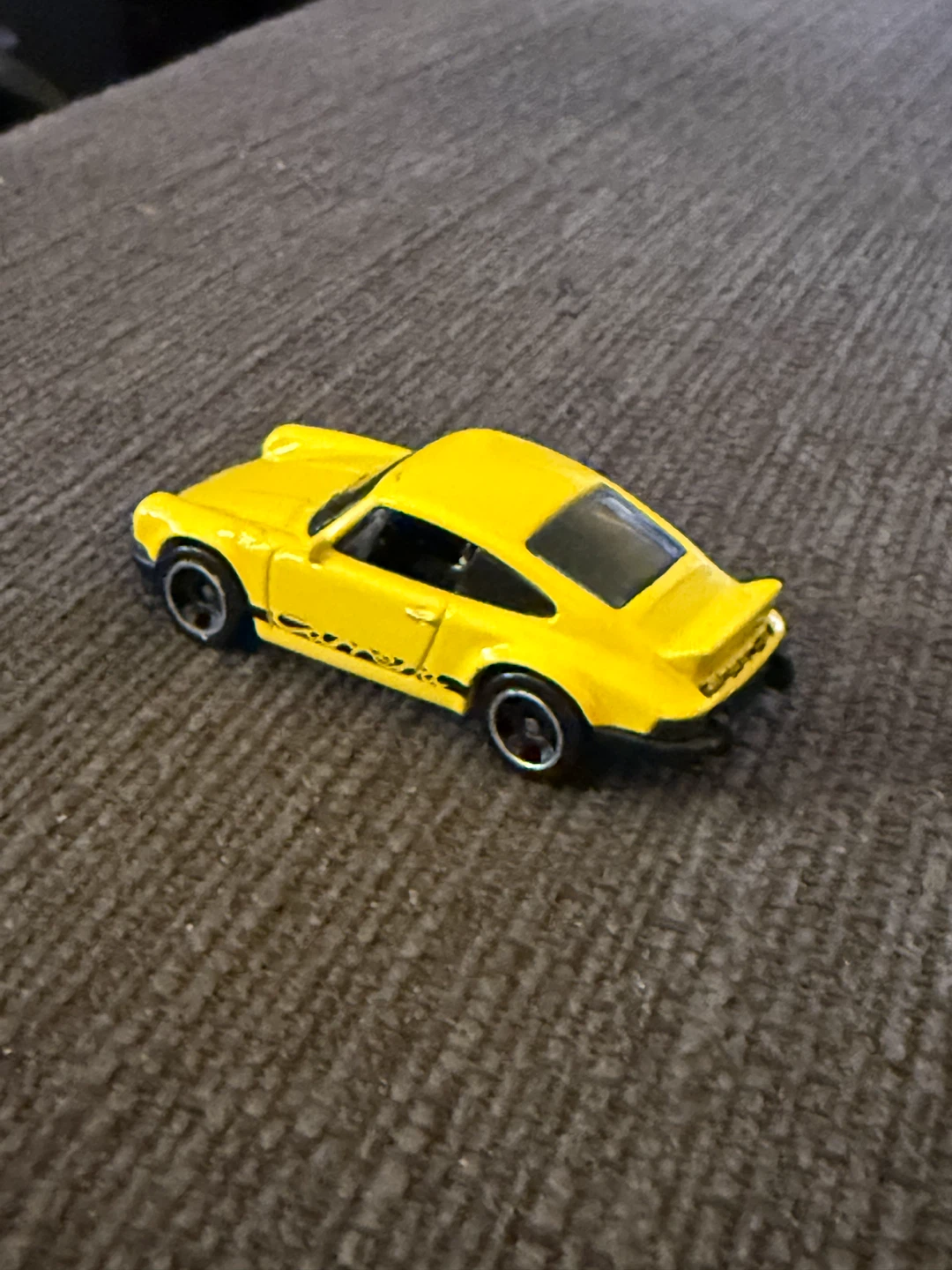 Hot Wheels Yellow Porsche 911 Carrera RS 2.7 Diecast Car - photo 2