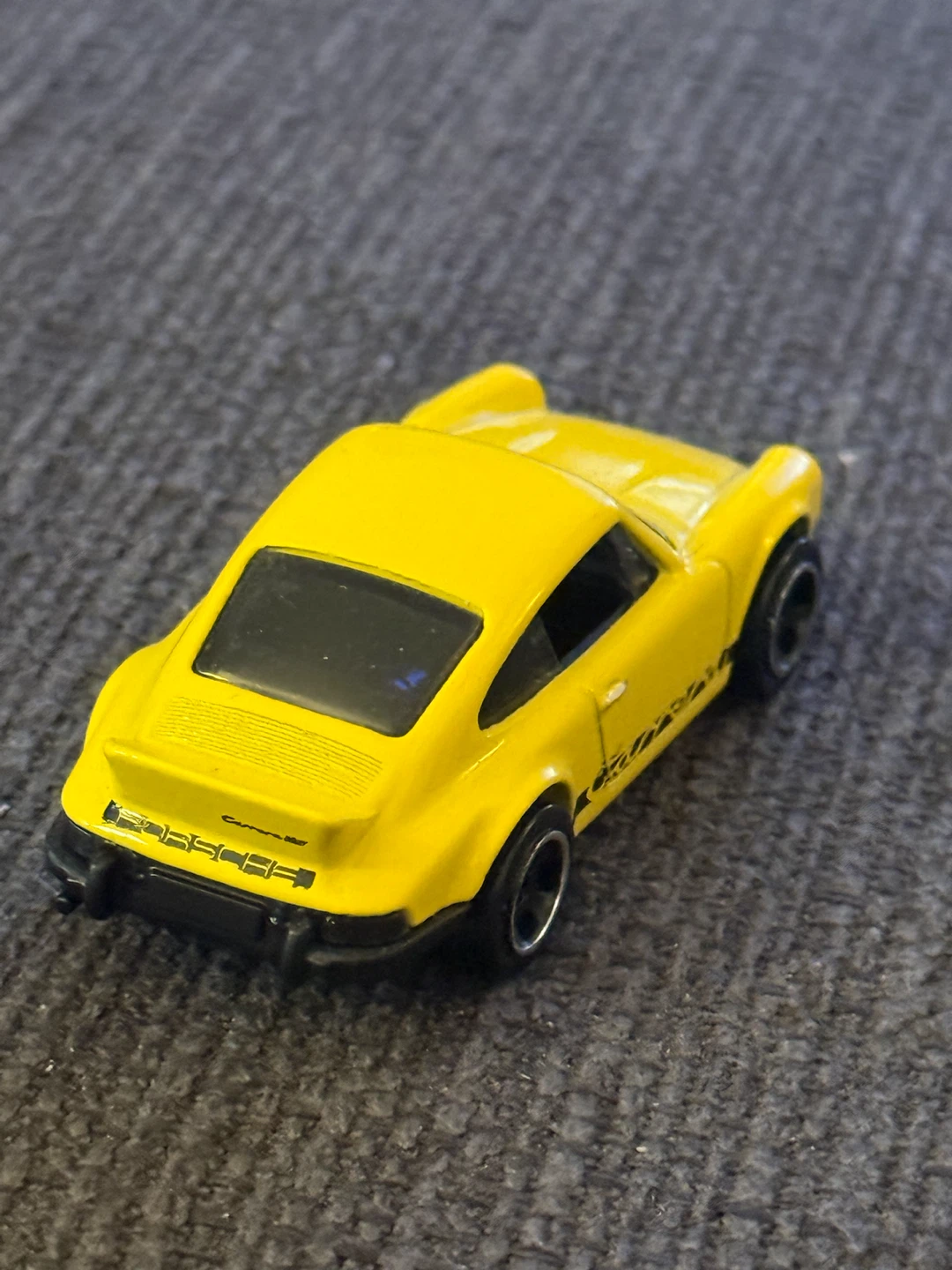 Hot Wheels Yellow Porsche 911 Carrera RS 2.7 Diecast Car - photo 4