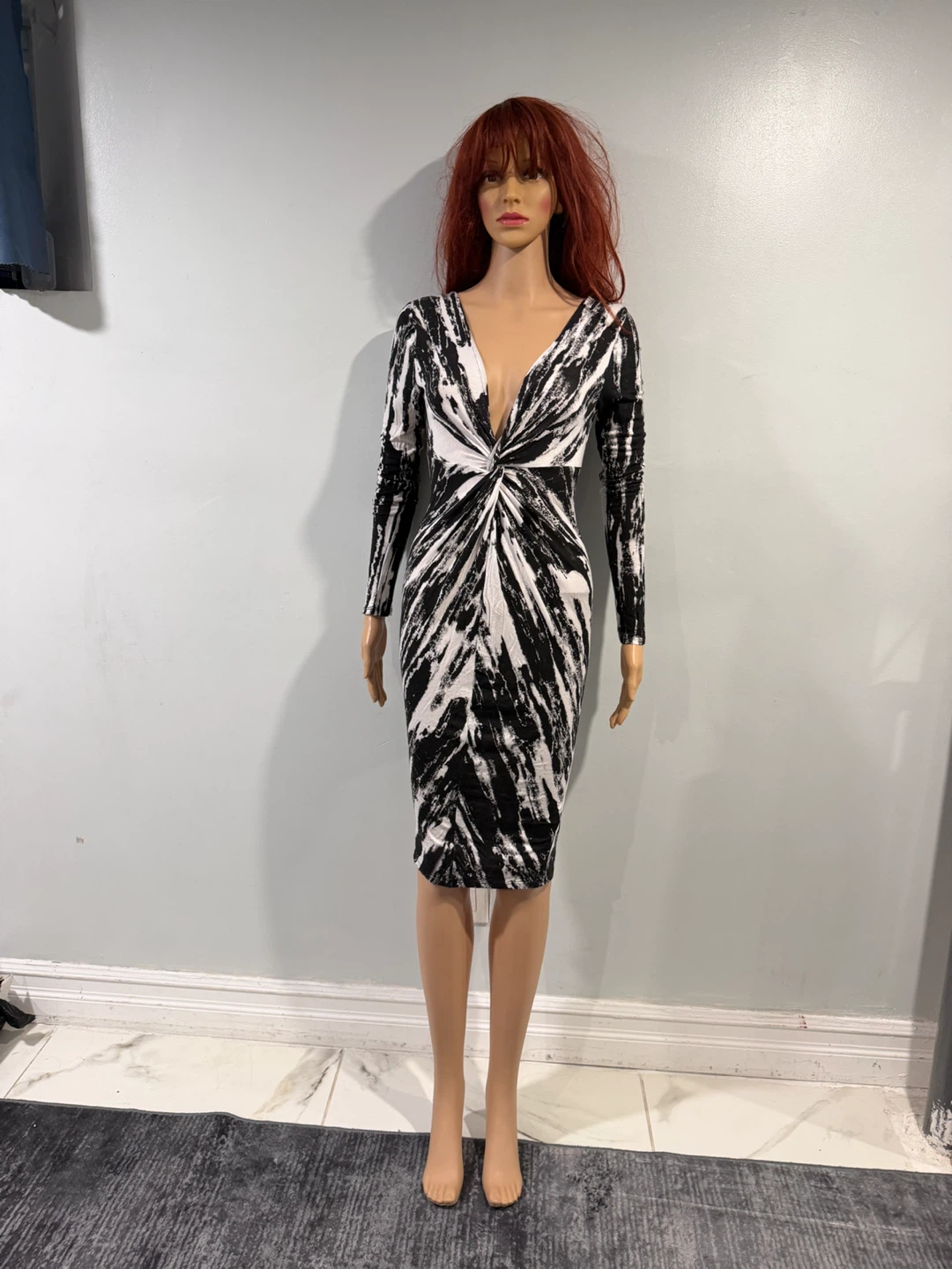 Black Bead USA Women's Black & White Print V-Neck Dress Size M